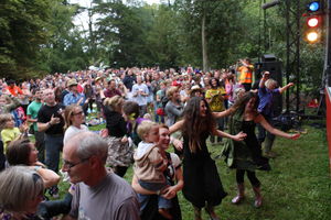 Jamie Smith's Mabon at Womad (crowd) - photo (c) Glyn Phillips (WorldMusic.co.uk)